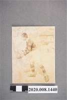 藏品(男子手持橄欖球照)的圖片