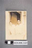 藏品(2名男子倚窗照)的圖片