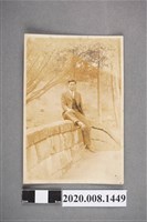 藏品(男子坐於橋上照)的圖片