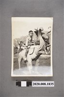 藏品(坐在公園動物石雕上的女孩)的圖片