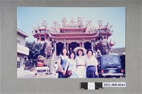 藏品(陳郁秀與3位友人於大義宮前合照)的圖片