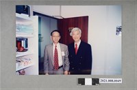 藏品(盧修一於立委辦公室門口與友人合照)的圖片