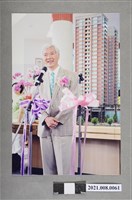 藏品(盧修一於房屋模型前演講照)的圖片