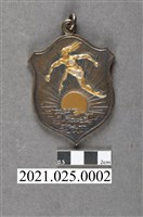 藏品(1931年關東學生陸上競技大會男子組400公尺跨欄第二名獎章)的圖片
