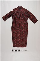 藏品(黑紅緹花立領長袖冬旗袍)的圖片