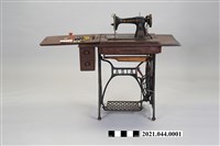 藏品(亞洲牌腳踏式裁縫車與工具零件組)的圖片