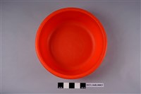 藏品(紅色塑膠和麵盆)的圖片