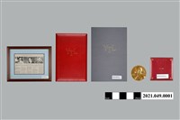 藏品(李遠哲諾貝爾獎獎章獎狀及新聞剪報)的圖片