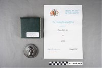 藏品(李遠哲1992年英國皇家學會-麥可·法拉第獎證書及獎章組)的圖片