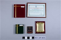 藏品(李遠哲2009年孟加拉國科學院外籍院士證書及紀念獎牌組)的圖片