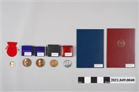 藏品(李遠哲2011年居禮獎證書及獎章組)的圖片