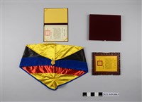 藏品(李遠哲1997年國立中山大學名譽博士證書及學位袍)的圖片