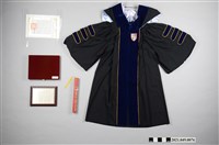 藏品(李遠哲2004年國立陽明大學名譽博士證書及袍服組)的圖片
