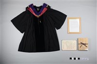 藏品(李遠哲2004年日本早稻田大學名譽博士中日文證書及袍服組)的圖片