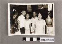 藏品(民國55年鄭李藔跟長男鄭崑霖與瑞發商店男訪客合照)的圖片
