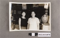 藏品(民國55年鄭李藔與瑞發商店女訪客合照)的圖片