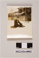 藏品(張子敬坐於雪地上黑白照片)的圖片