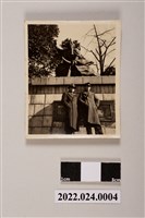 藏品(雕像下張子敬與友人合照黑白照片)的圖片