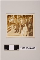 藏品(橋上張子敬與友人合照黑白照片)的圖片