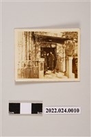 藏品(建物門口張子敬與友人合照黑白照片)的圖片