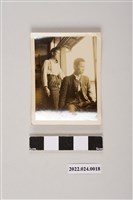 藏品(門口邊張子敬與友人側面黑白照片)的圖片