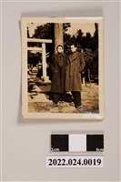 藏品(神社前張子敬與友人合照黑白照片)的圖片