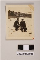 藏品(雪地上張子敬與友人合照黑白照片)的圖片