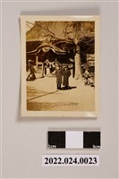 藏品(神社前兩個男人合照黑白照片)的圖片