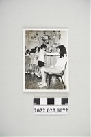 藏品(劉興欽機器人模型與小朋友一起的照片)的圖片