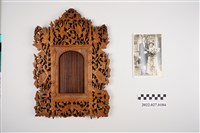 藏品(木製大相框與結婚照)的圖片