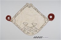 藏品(米白底彩繡梅花紋菱形肚兜)的圖片