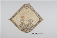 藏品(米白底彩繡花卉紋菱形肚兜)的圖片