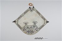 藏品(淺藍底彩色繡蘭花紋菱形肚兜)的圖片