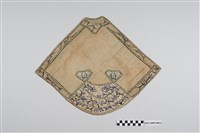 藏品(米白底彩繡花卉紋菱形肚兜)的圖片