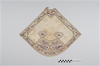 藏品(米白底彩繡花卉紋菱形肚兜)的圖片