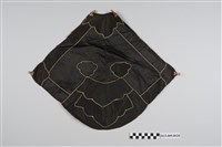 藏品(黑底繡黃綠邊菱形肚兜)的圖片