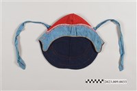 藏品(紅底鑲藍邊繡花風帽)的圖片