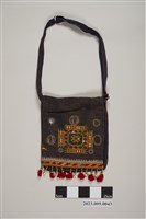 藏品(藍底彩繡幾何紋飾斜肩包)的圖片