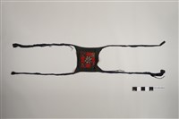 藏品(紅底黑邊拼布花紋包巾)的圖片