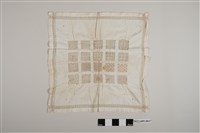 藏品(白底鏤空幾何紋飾布巾)的圖片