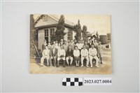 藏品(糖廠溪湖街菊村寫真館團體合照黑白照片)的圖片
