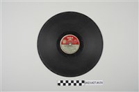 藏品(寶麗多唱片《流行歌：影畫輝夜姬主題歌》、《十六噸》10吋蟲膠唱片)的圖片