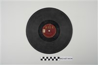 藏品(亞洲唱片《輕音樂電影主題曲：光榮的男子》、《誘惑的吉他》10吋蟲膠唱片)的圖片