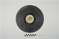 藏品(古倫美亞《日本流行歌：長崎之夜》、《港の青い月》10吋蟲膠唱片)的圖片