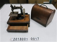 藏品(手搖式小縫紉機)的圖片