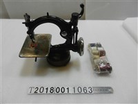 藏品(willcox & gibbs手搖縫紉機與車縫線組)的圖片
