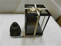 藏品(土地婆石像與玻璃櫃)的圖片