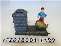 藏品(砲兵造型鑄鐵機械存錢筒)的圖片