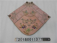藏品(花鳥刺繡菱形肚兜)的圖片