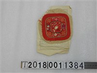 藏品(花蝴蝶紅色方形刺繡)的圖片